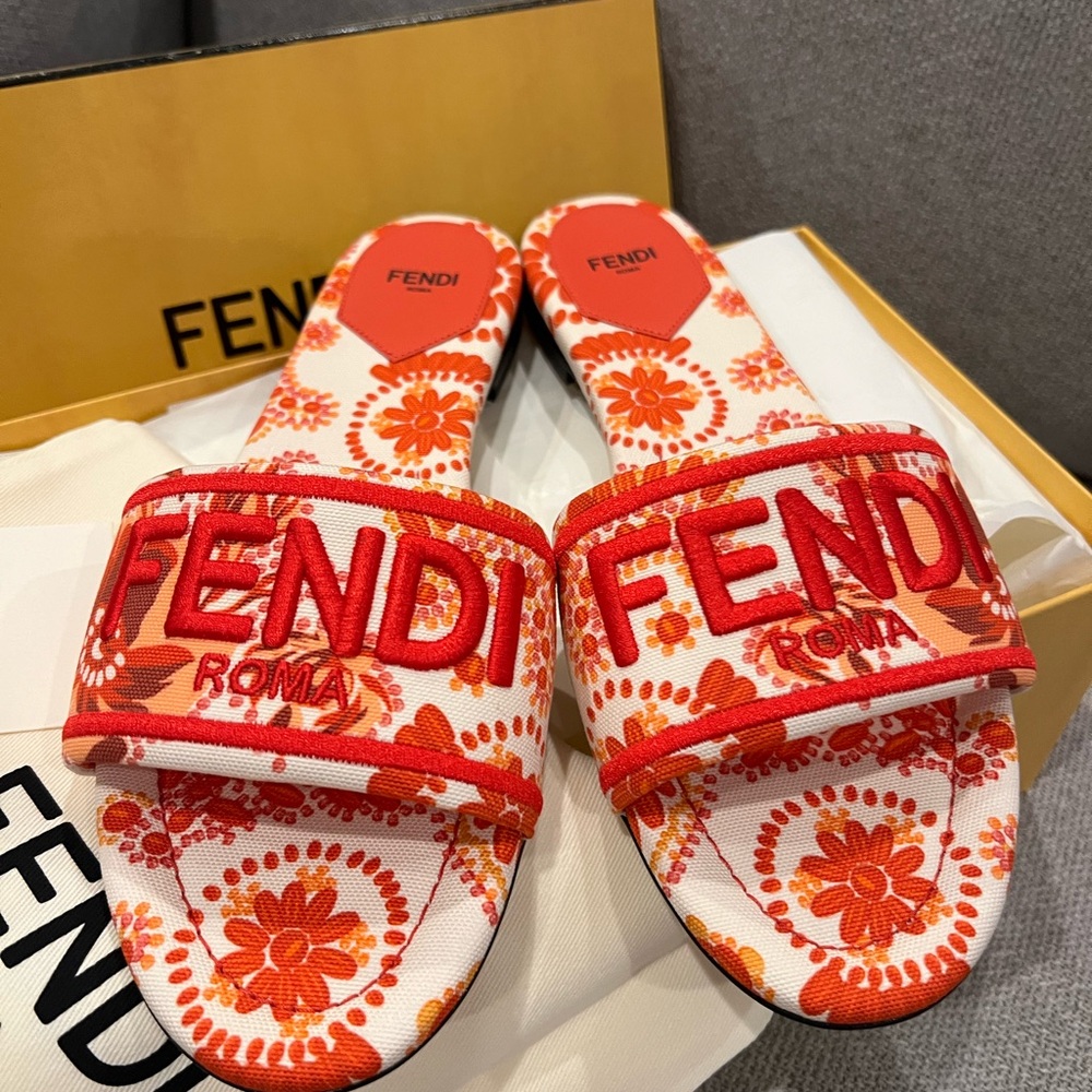 NEW Fendi Sunshine Embroidered Floral Bandana Logo Sandals